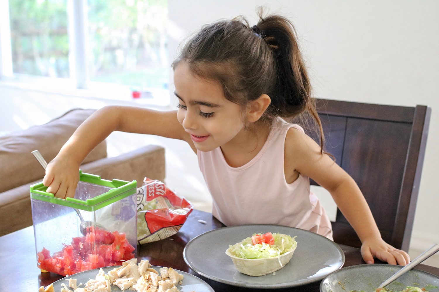 chicken taco bowl, family friendly meals, kid friendly meals kid friendly recipes, recipe, 2019, mom blog, mom blogger, mommy blog, mommy blogger, family blog, parenting blog, the super mom life, thesupermomlife, parenting blogger, family blogger, food blogger